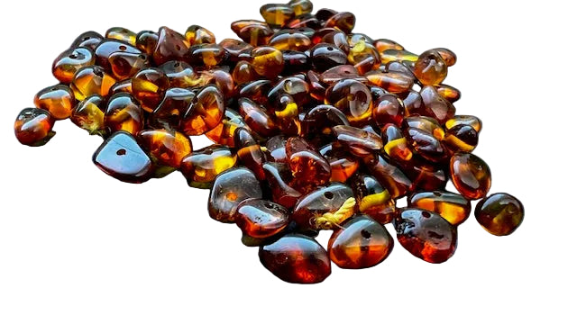 Baltische Bernstein Splitterperlen 10g – gebohrt 6–10mm – Dunkel Cognac – Lose Perlen für Schmuckherstellung