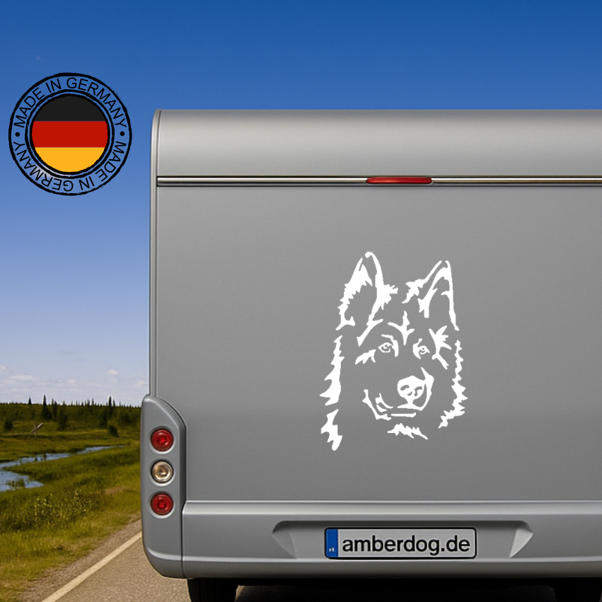 Altdeutscher Schäferhund Kopf Aufkleber in Weiß am silbernen Wohnmobil-Heck – wetterfestes Wandtattoo- und Autoaufkleber-Motiv von amberdog
