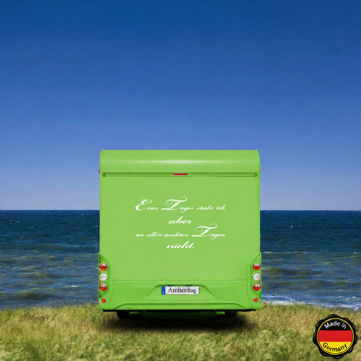 Grüner Wohnmobil-Bus mit Zitat „Eines Tages sterbe ich, aber an allen anderen Tagen nicht!" – Made in Germany | amberdog®