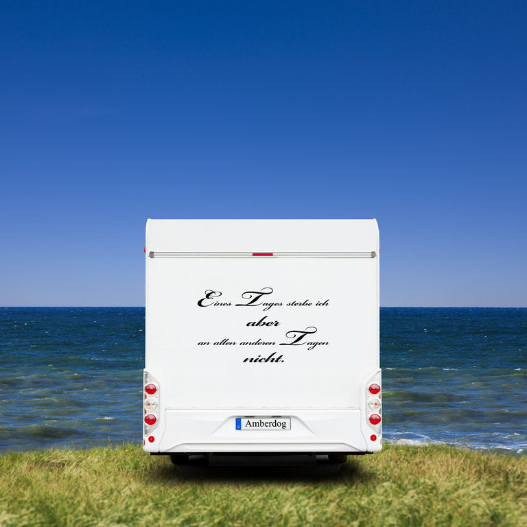 Weißer Wohnmobil-Camper mit Zitat-Aufkleber „Eines Tages sterbe ich" in Schwarz am Meer | amberdog®
