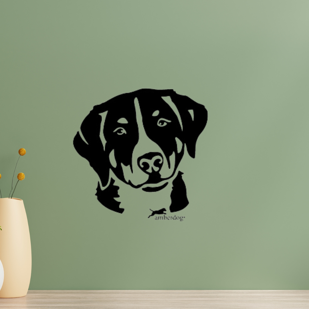 Schwarzes Appenzeller Sennenhund Kopf Wandtattoo an einer grünen Wohnzimmerwand – dekoratives Aufkleber-Motiv von amberdog