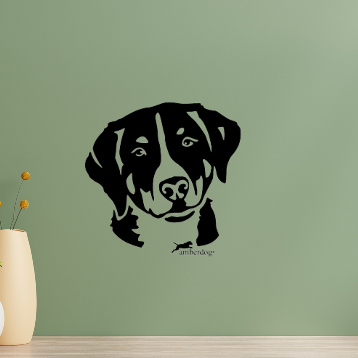 Schwarzes Appenzeller Sennenhund Kopf Wandtattoo an einer grünen Wohnzimmerwand – dekoratives Aufkleber-Motiv von amberdog
