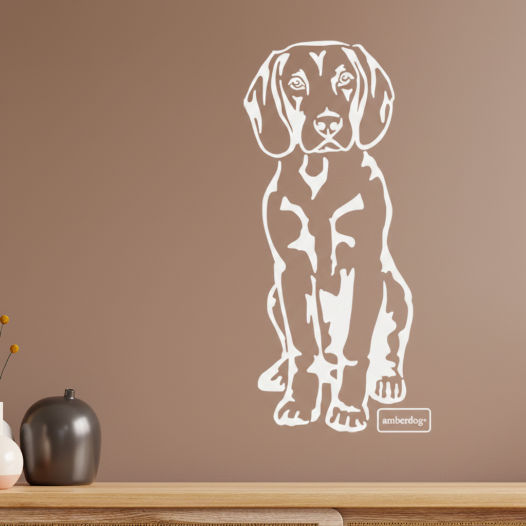 Bayerischer Gebirgsschweißhund Wandtattoo in Weiß an brauner Wand - wetterfestes Wandtattoo- und Autoaufkleber-Motiv von amberdog