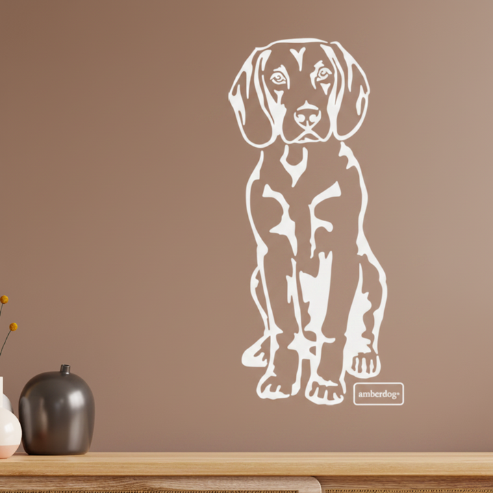 Bayerischer Gebirgsschweißhund Wandtattoo in Weiß an brauner Wand - wetterfestes Wandtattoo- und Autoaufkleber-Motiv von amberdog