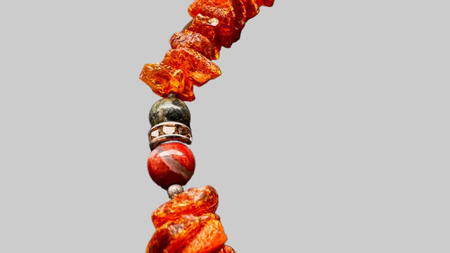 Bernsteinhalskette mit Jaspis 1