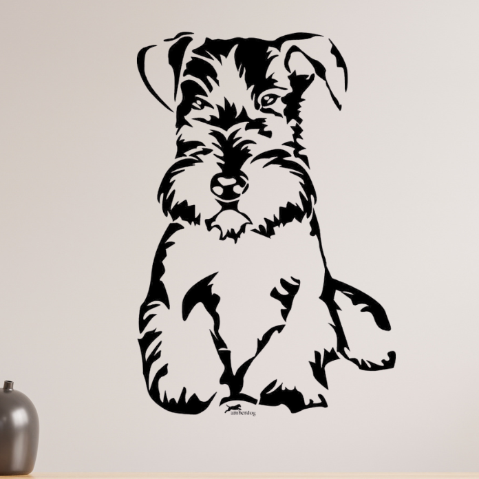 Schwarzes Cesky Terrier Ganzkörper Wandtattoo an beiger Wand neben einer dekorativen Vase, dekoratives Aufkleber-Motiv von amberdog