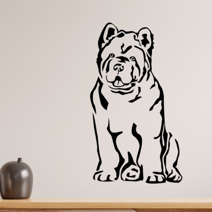 Schwarzes Chow Chow Kurzhaar Ganzkörper Wandtattoo an beiger Wand über einer Holzablage mit dekorativer Vase, dekoratives Aufkleber-Motiv von amberdog