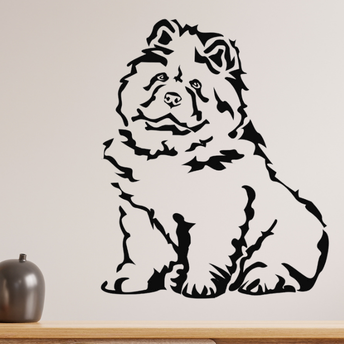 Schwarzes Chow Chow Ganzkörper Wandtattoo an beiger Wand über einer Holzablage mit dekorativer Vase, dekoratives Aufkleber-Motiv von amberdog