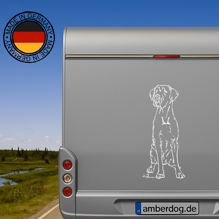 Weißer sitzender Deutsche Dogge Aufkleber am silbernen Wohnmobil-Heck – wetterfestes Wandtattoo- und Autoaufkleber-Motiv von amberdog
