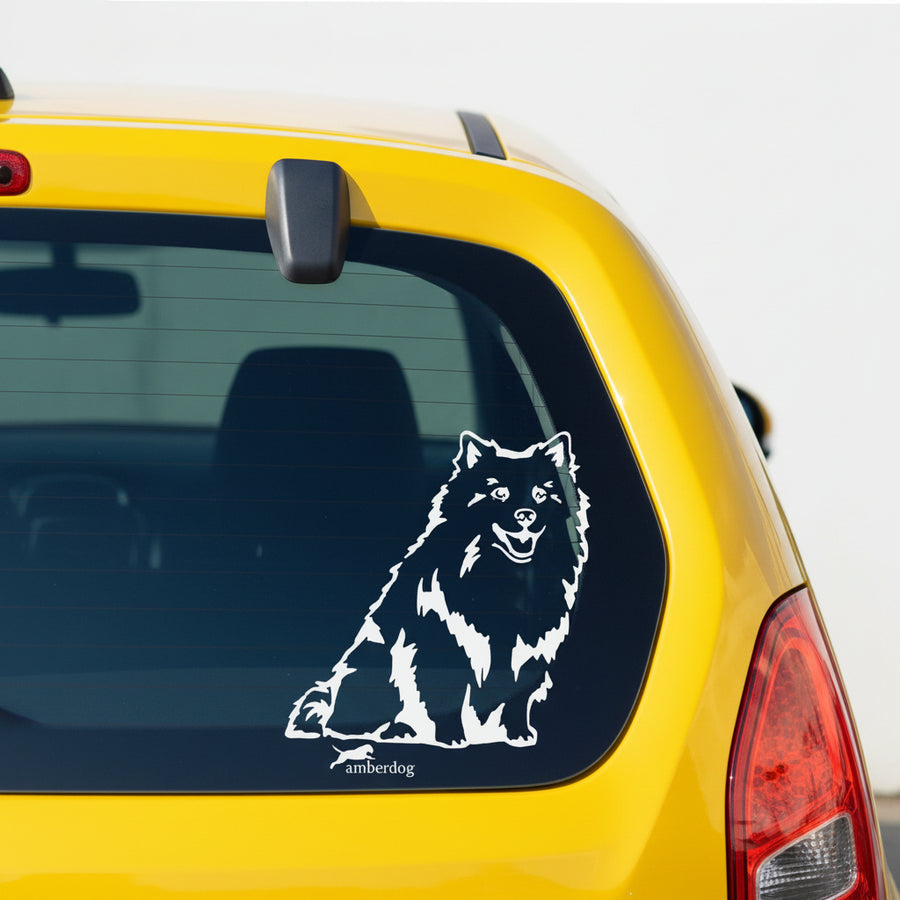 Weißer Deutscher Spitz Aufkleber auf der Heckscheibe eines gelben Autos – wetterfestes Autoaufkleber-Motiv von amberdog