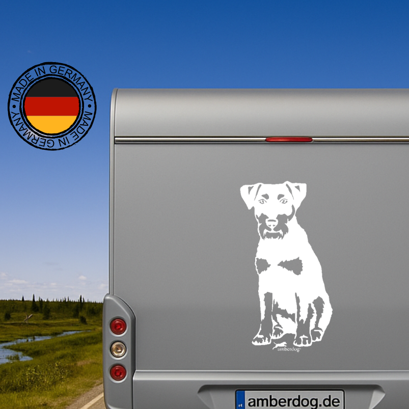 Weißer Deutscher Jagdterrier Aufkleber auf einem silbernen Wohnmobil in der Natur – wetterfestes Wohnmobil-Aufkleber-Motiv von amberdog