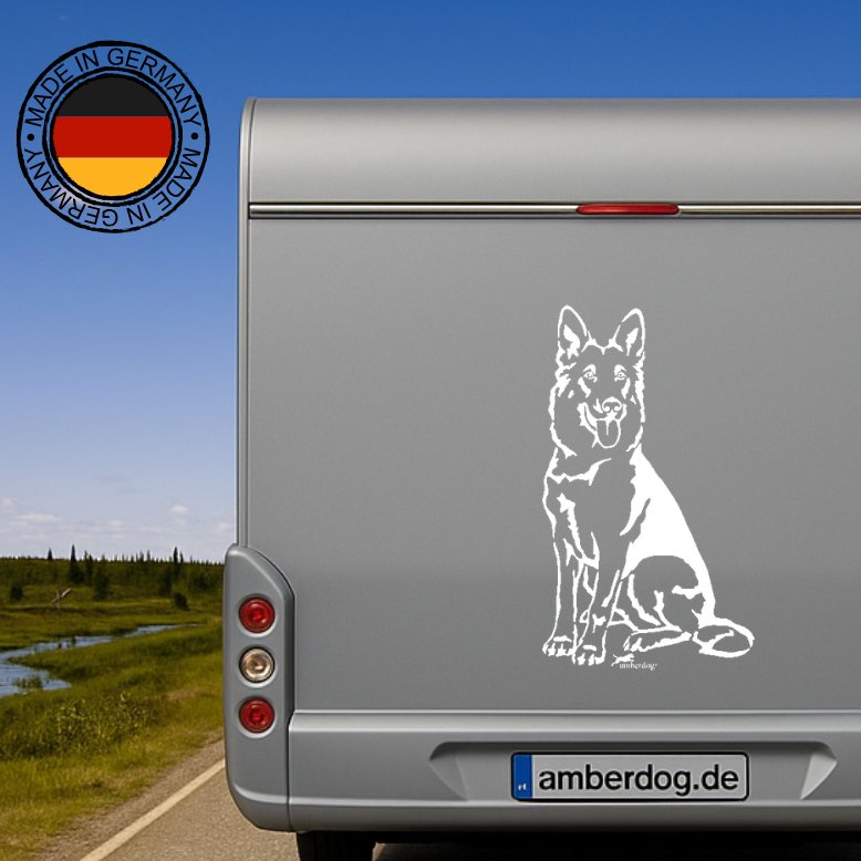 Weißer sitzender Deutscher Schäferhund Aufkleber am silbernen Wohnmobil-Heck – wetterfestes Wandtattoo- und Autoaufkleber-Motiv von amberdog