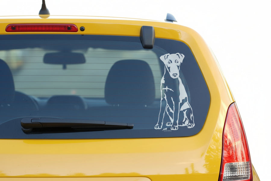 Weißer Foxterrier Aufkleber auf der Heckscheibe eines gelben Autos – wetterfestes Autoaufkleber-Motiv von amberdog