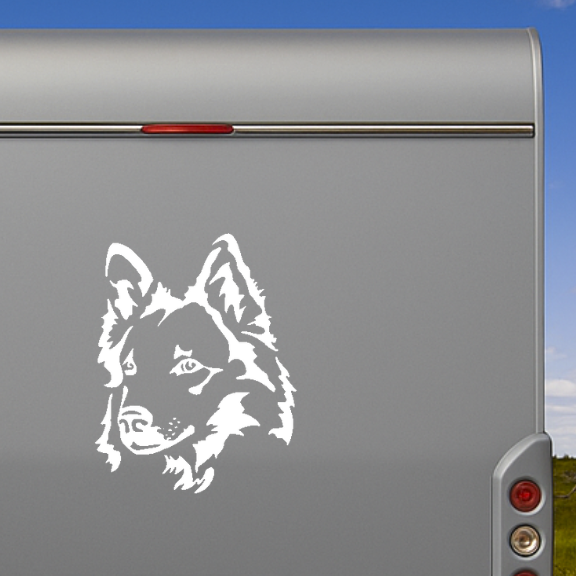 Harzer Fuchs Kopf Aufkleber in Weiß am silbernen Wohnmobil-Heck – wetterfestes Wandtattoo- und Autoaufkleber-Motiv von amberdog