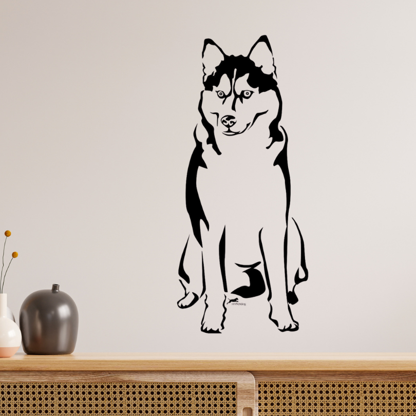 Schwarzes Husky Ganzkörper Wandtattoo an weißer Wand über einem Holzsideboard, dekoratives Aufkleber-Motiv von amberdog