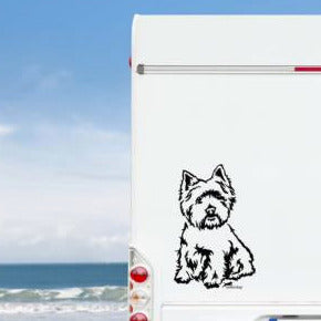 Schwarzer Westie Ganzkörper Aufkleber am weißen Wohnmobil vor Strand und Meer, wetterfestes Autoaufkleber-Motiv von amberdog