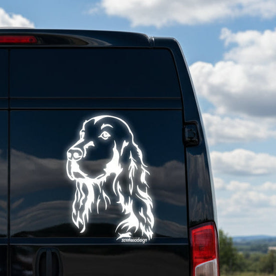 Weißer Irish Setter Kopf Aufkleber auf der Heckscheibe eines dunklen Autos – wetterfestes Wandtattoo- und Autoaufkleber-Motiv von amberdog