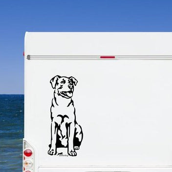 Schwarzer Bardino Aufkleber auf einem weißen Wohnmobil am Meer – wetterfestes Wohnmobil-Aufkleber-Motiv von amberdog