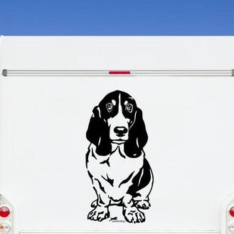 Schwarzer Basset Hound Aufkleber sitzend in voller Körperlänge auf einem weißen Wohnmobil – wetterfestes Aufkleber-Motiv von amberdog