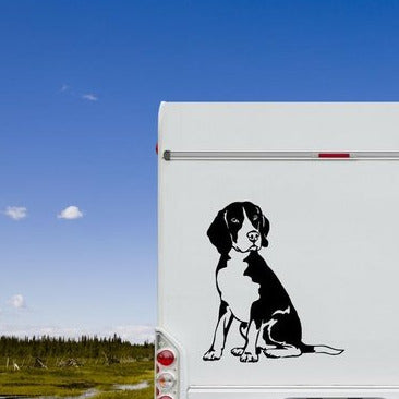 Schwarz-weißer sitzender Beagle Ganzkörper Aufkleber an der weißen Rückwand eines Wohnmobils vor blauem Himmel, wetterfestes Autoaufkleber-Motiv von amberdog