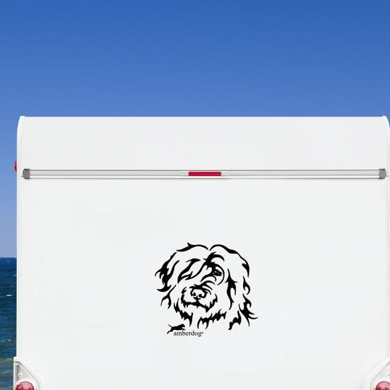 Schwarzer Bergamasker Kopf Aufkleber am Heck eines weißen Wohnmobils am Meer – wetterfestes Aufkleber-Motiv von amberdog