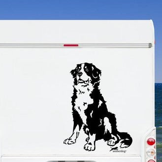Schwarzer Berner Sennenhund Aufkleber auf einem weißen Wohnmobil am Meer – wetterfestes Aufkleber-Motiv von amberdog