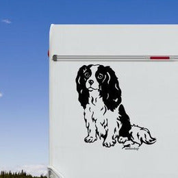 Schwarzer Cavalier King Charles Spaniel Aufkleber auf einem weißen Wohnmobil – wetterfestes Aufkleber-Motiv von amberdog