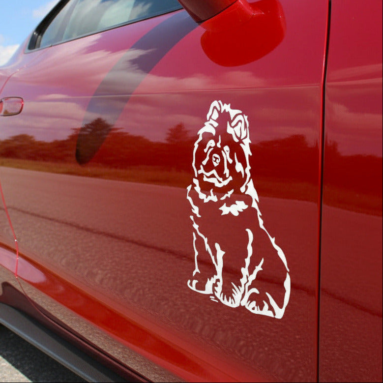 Weißer Chow Chow Ganzkörper Aufkleber an der Tür eines roten Wohnmobils, wetterfestes Autoaufkleber-Motiv von amberdog