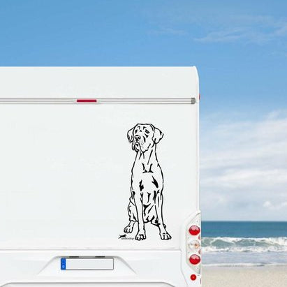 Schwarzer sitzender Deutsche Dogge Aufkleber am weißen Wohnmobil-Heck vor Meereskulisse – wetterfestes Wandtattoo- und Autoaufkleber-Motiv von amberdog