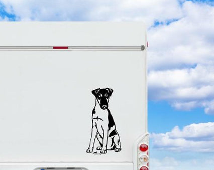 Schwarzer Foxterrier Aufkleber auf einem weißen Wohnmobil unter blauem Himmel – wetterfestes Wohnmobil-Aufkleber-Motiv von amberdog