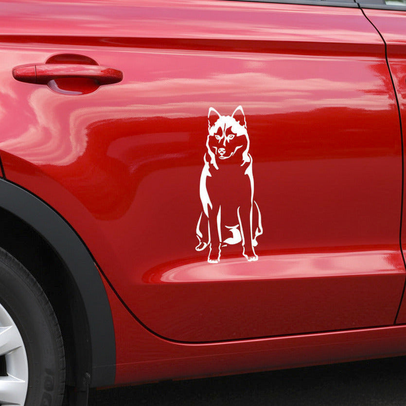Weißer Husky Ganzkörper Aufkleber auf der Tür eines roten Autos, wetterfestes Autoaufkleber-Motiv von amberdog
