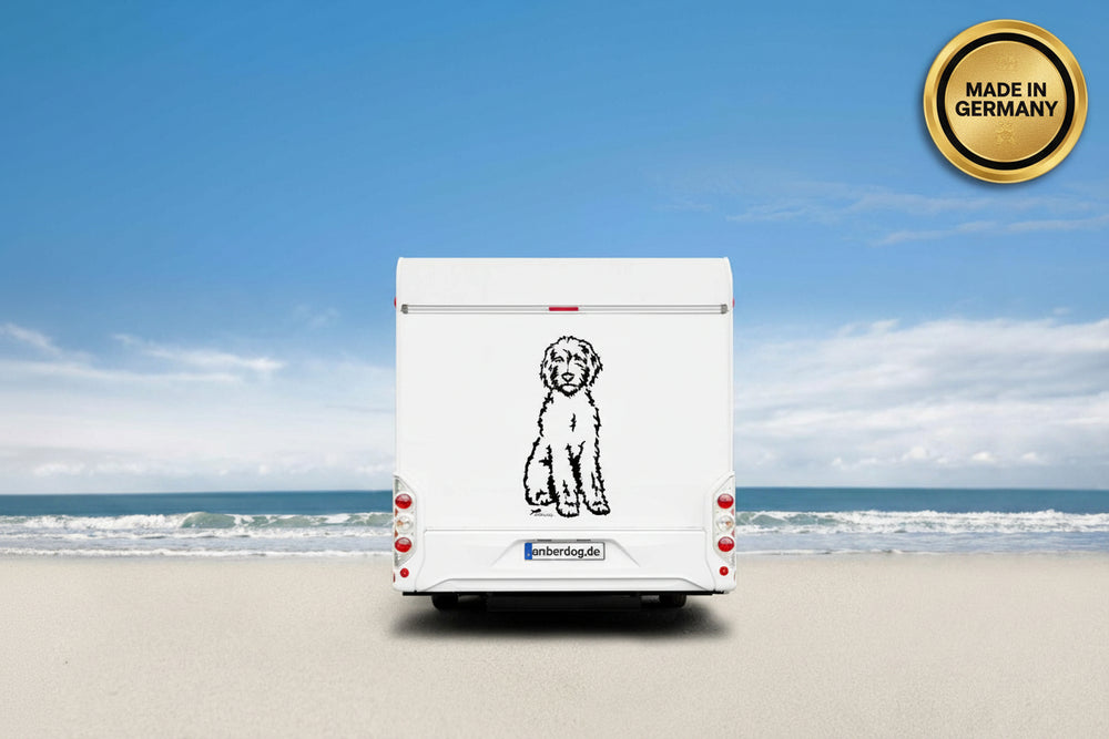 Labradoodle Aufkleber schwarz am Wohnmobil-Heck am Strand – Made in Germany | amberdog®