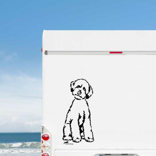 Schwarzer sitzender Lagotto Romagnolo Aufkleber am weißen Wohnmobil-Heck – wetterfestes Wandtattoo- und Autoaufkleber-Motiv von amberdog