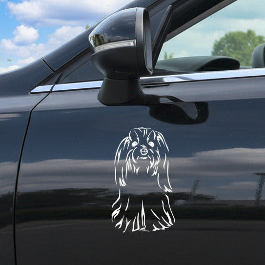 Weißer Malteser Langhaar Ganzkörper Aufkleber auf der dunklen Fensterscheibe eines Autos – wetterfestes Autoaufkleber-Motiv von amberdog