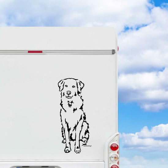 Schwarzer sitzender Maremmano Aufkleber am weißen Wohnmobil-Heck – wetterfestes Wandtattoo- und Autoaufkleber-Motiv von amberdog