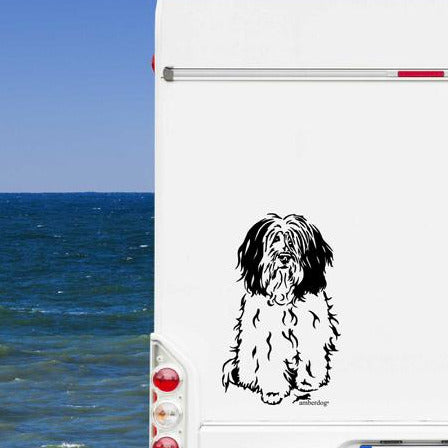 Schwarzer Polski Owczarek Nizinny (PON) Aufkleber auf einem weißen Wohnmobil am Meer – wetterfestes Aufkleber-Motiv von amberdog