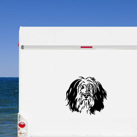 Schwarzer Polski Owczarek Nizinny PON Kopf Aufkleber am weißen Wohnmobil-Heck am Meer – wetterfestes Wandtattoo- und Autoaufkleber-Motiv von amberdog