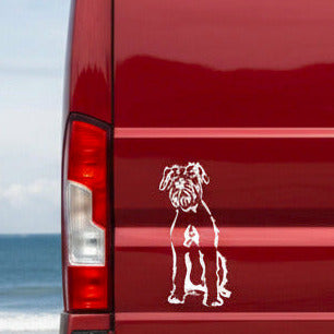 Weißer Riesenschnauzer Ganzkörper Aufkleber am Heckbereich eines roten Wohnmobils, wetterfestes Autoaufkleber-Motiv von amberdog