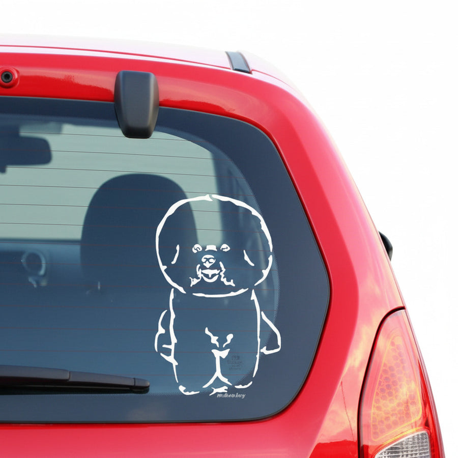 Weißer Bichon à Poil Frisé Aufkleber auf der Heckscheibe eines roten Autos – wetterfestes Autoaufkleber-Motiv von amberdog