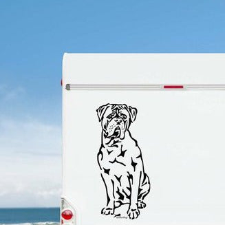 Schwarzer Bordeaux Dogge Ganzkörper Aufkleber auf der Seitenwand eines weißen Wohnmobils vor Meer- und Himmelskulisse – wetterfestes Aufkleber-Motiv von amberdog