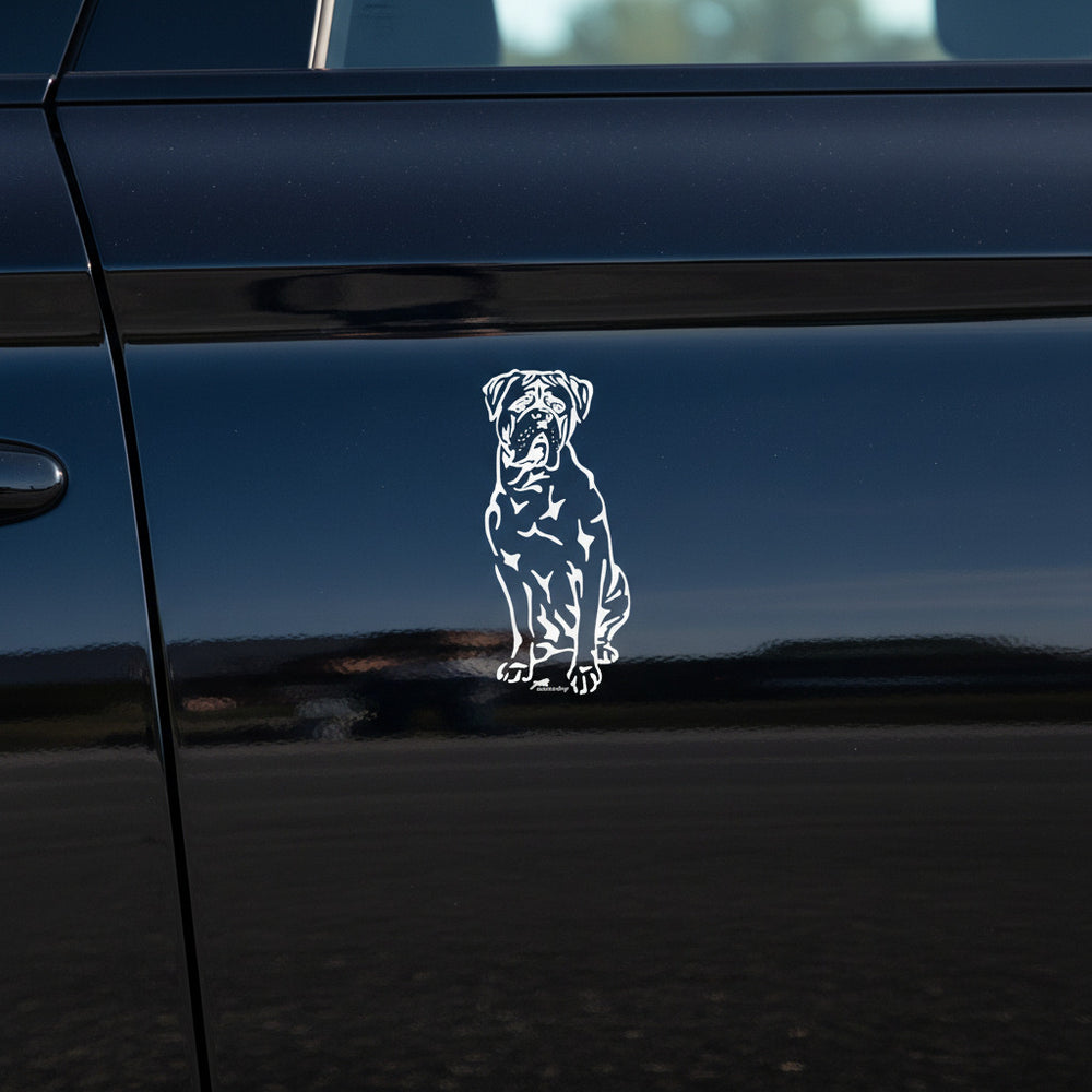 Weißer Bordeaux Dogge Ganzkörper Aufkleber auf der dunklen Autotür bei Abenddämmerung – wetterfestes Autoaufkleber-Motiv von amberdog