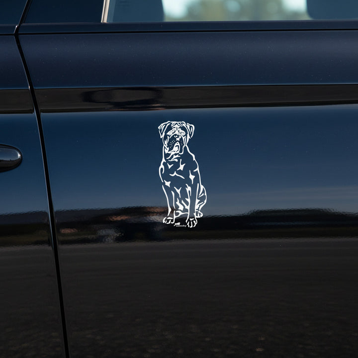 Weißer Bordeaux Dogge Ganzkörper Aufkleber auf der dunklen Autotür bei Abenddämmerung – wetterfestes Autoaufkleber-Motiv von amberdog