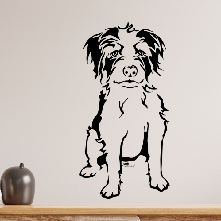 Schwarzes Kromfohrländer Ganzkörper Wandtattoo an beiger Wand über einer Holzablage mit dekorativem Apfel, dekoratives Aufkleber-Motiv von amberdog
