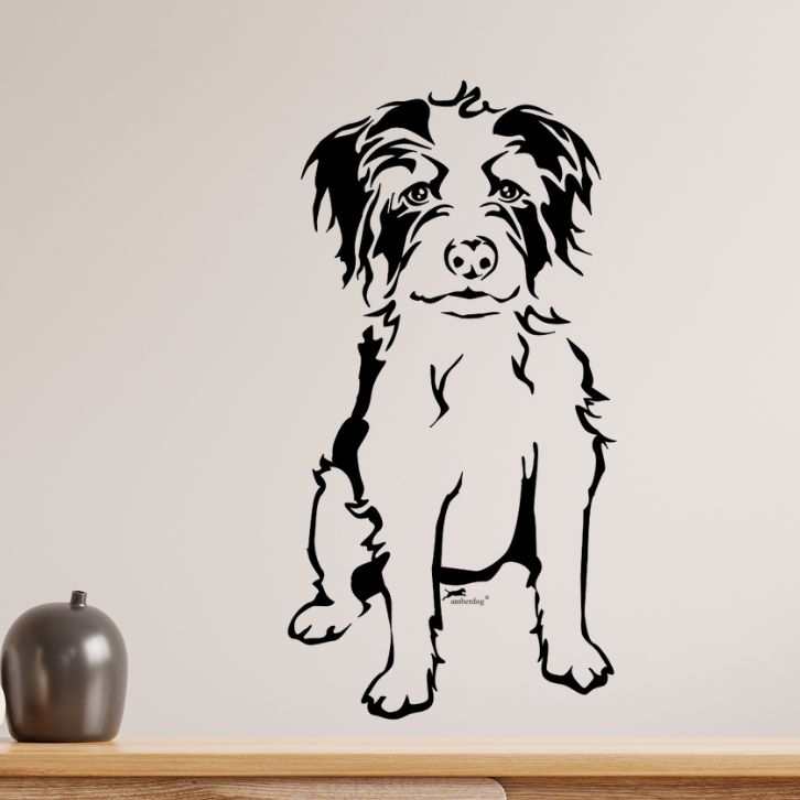 Schwarzes Kromfohrländer Ganzkörper Wandtattoo an beiger Wand über einer Holzablage mit dekorativem Apfel, dekoratives Aufkleber-Motiv von amberdog