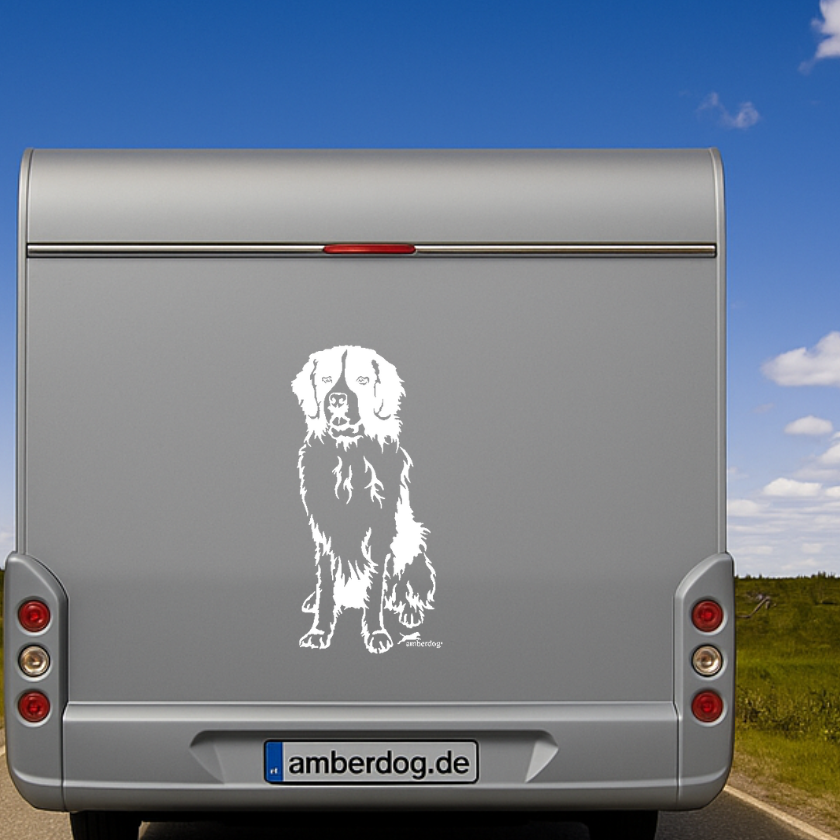 Landseer Aufkleber in Weiss am silbernen Wohnmobil-Heck – wetterfestes Wandtattoo- und Autoaufkleber-Ganzkörpermotiv von amberdog