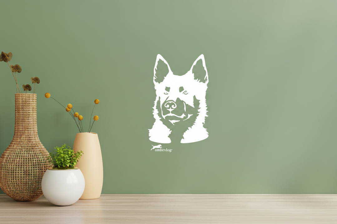 Lapinporokoira Lappländischer Rentierhund Kopf als Wandtattoo – Weißer Vinyl-Aufkleber an grüner Wand von amberdog®