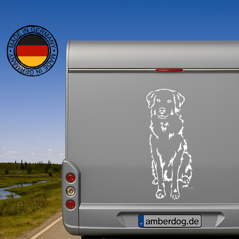 Weißer sitzender Maremmano Aufkleber am silbernen Wohnmobil-Heck – wetterfestes Wandtattoo- und Autoaufkleber-Motiv von amberdog