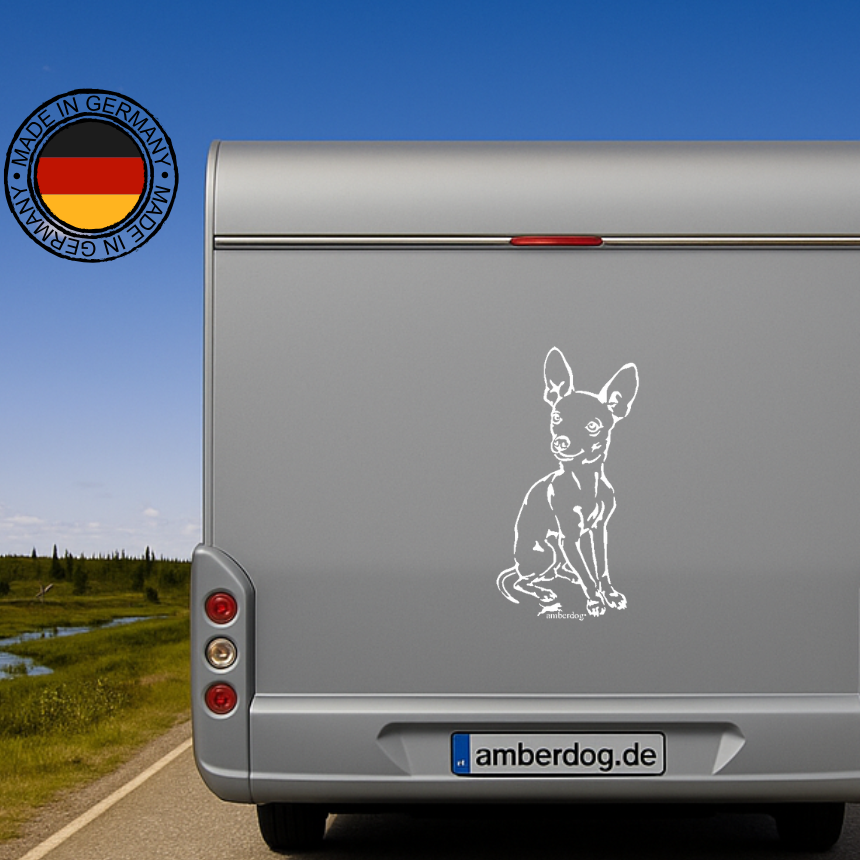 Weißer Prager Rattler Aufkleber auf einem silbernen Wohnmobil in der Natur – wetterfestes Wohnmobil-Aufkleber-Motiv von amberdog