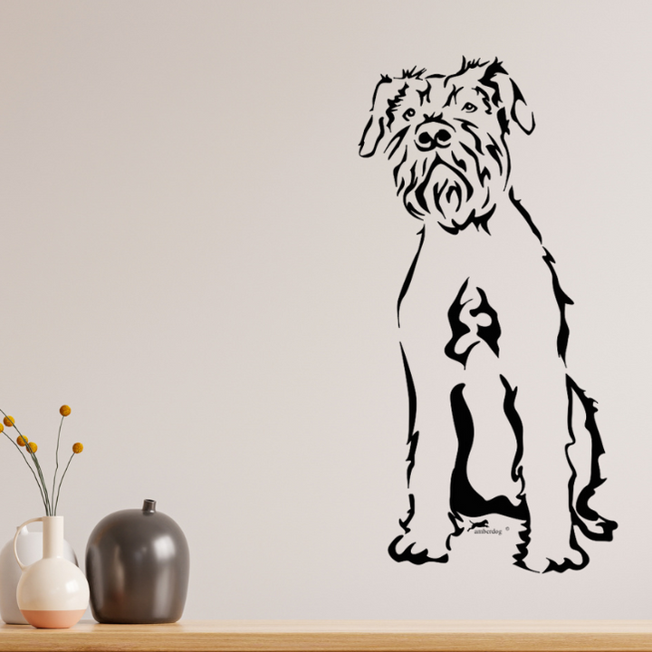 Schwarzes Riesenschnauzer Ganzkörper Wandtattoo an beiger Wand über einer Holzkommode mit Vasen, dekoratives Aufkleber-Motiv von amberdog
