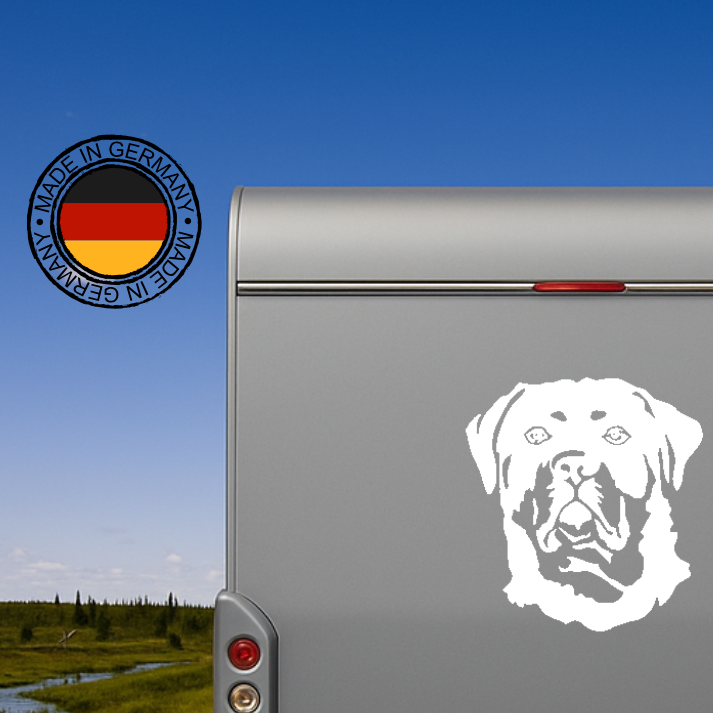 Weißer Rottweiler Kopf Aufkleber auf silberner Wohnmobil-Rückwand vor grüner Landschaft und blauem Himmel, wetterfestes Autoaufkleber-Motiv von amberdog